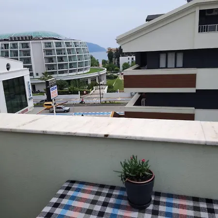 2 Minutes To Sea And Strip Private With Bathroom And Balcony Gazde/Camere de închiriat *