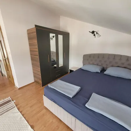 2 Minutes To Sea And Strip Private With Bathroom And Balcony Gazde/Camere de închiriat